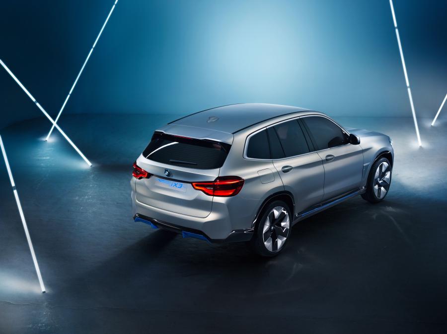  BMW Concept iX3 2018 года  (фото 5 из 17)